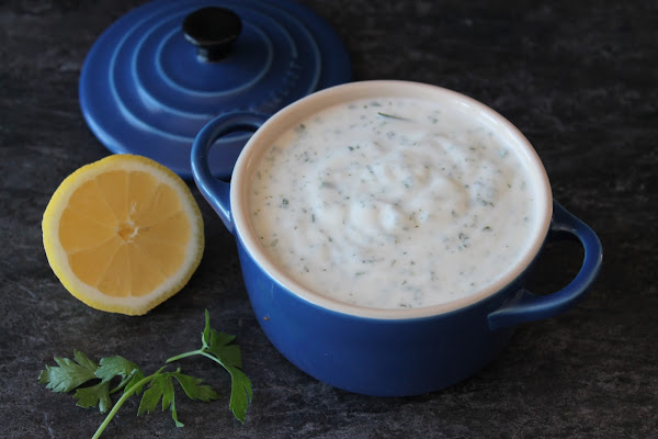 Cómo hacer una salsa de yogur (para kebaps, ensaladas o dipear) sin lactosa